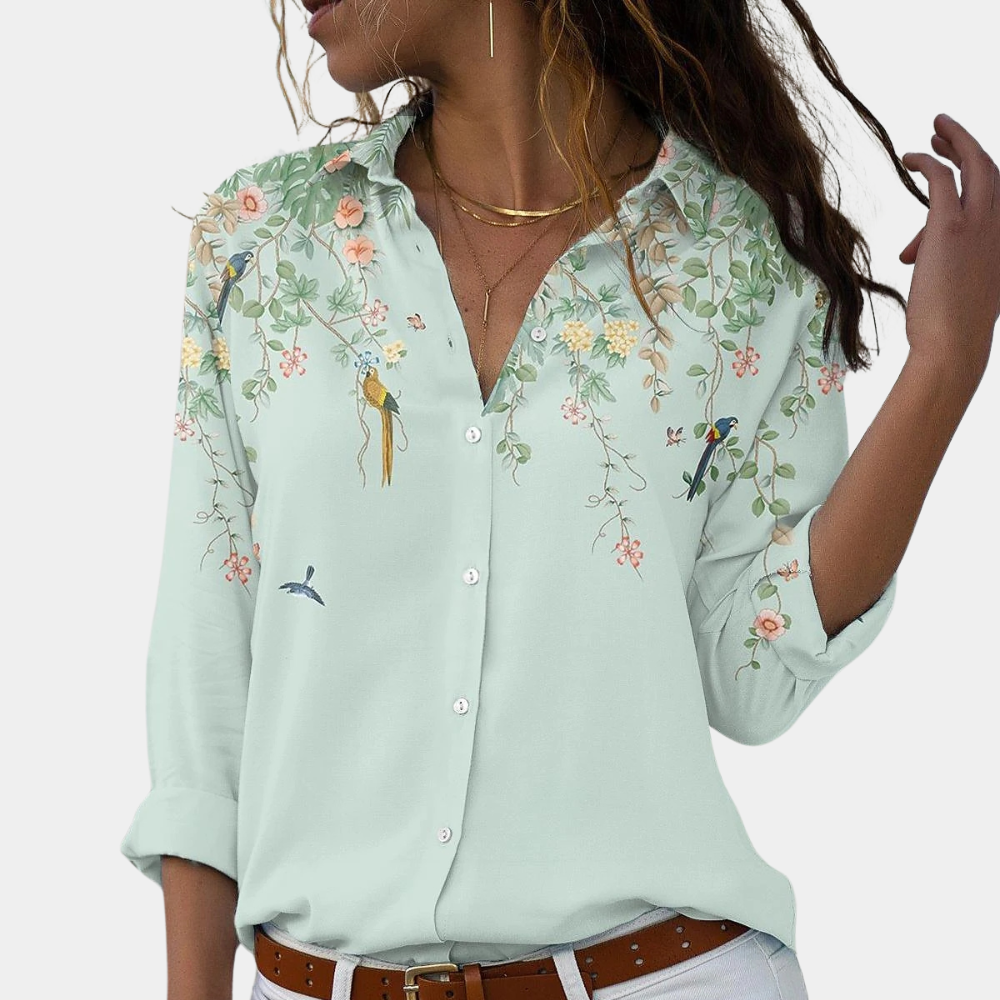 "Feminin Solveiga sommerbluse for kvinner med elegant blomstermønster i grønt, perfekt for enhver anledning."