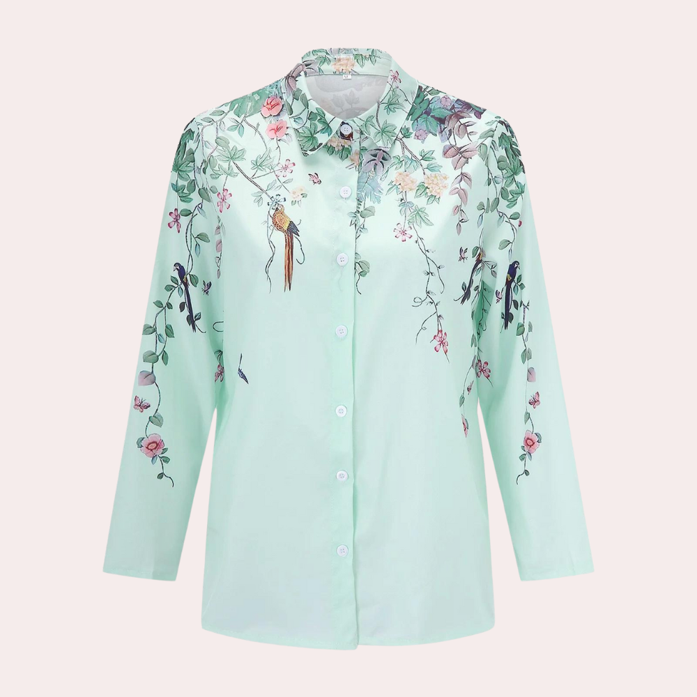 "Feminin Solveiga sommerbluse for kvinner med elegant blomstermønster i grønt, perfekt for enhver anledning."