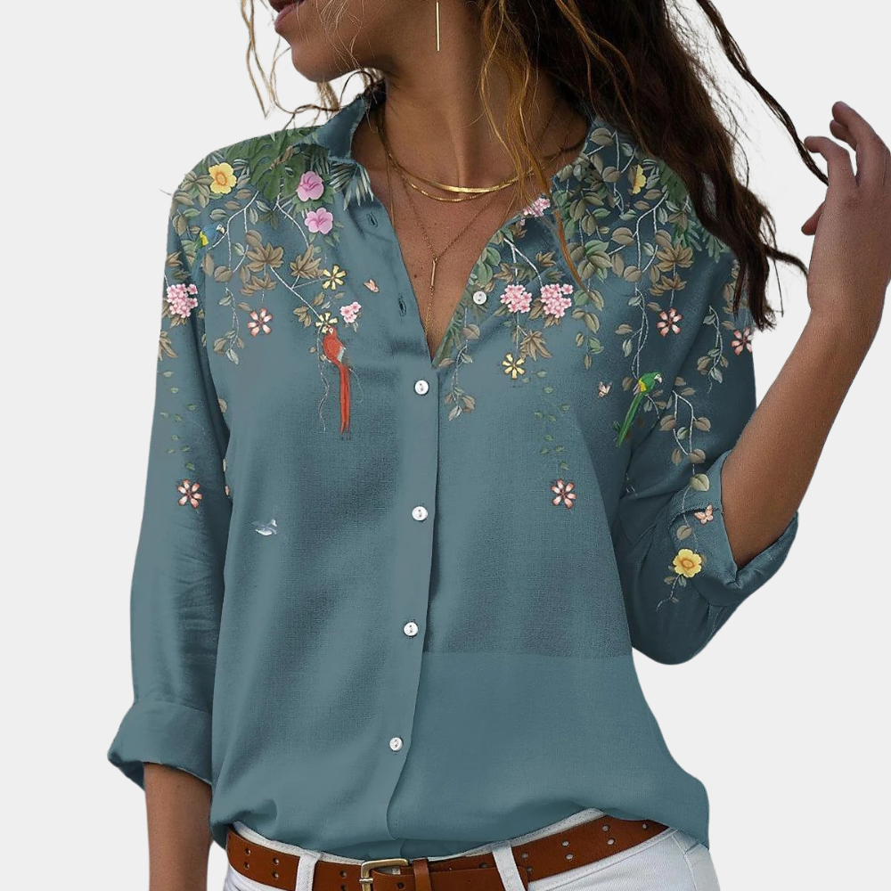"Feminin Solveiga sommerbluse for kvinner med elegant blomstermønster i grønt, perfekt for enhver anledning."