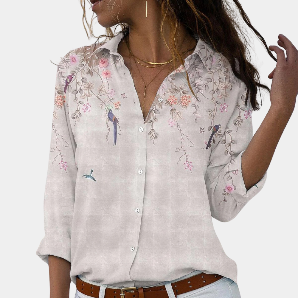 "Feminin Solveiga sommerbluse for kvinner med elegant blomstermønster i grønt, perfekt for enhver anledning."