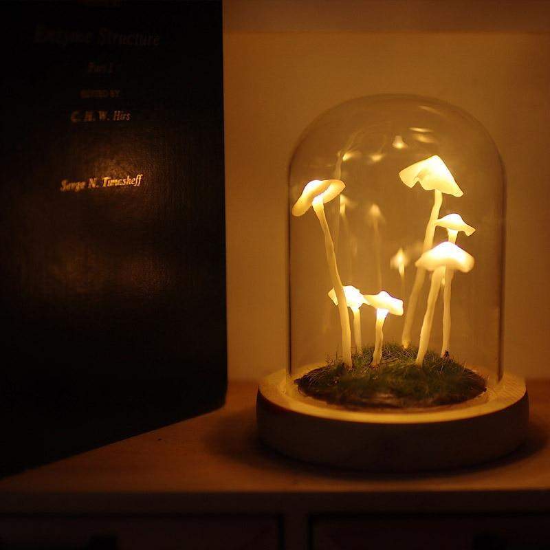 Elegant DIY sopplampe plassert på et nattbord. Perfekt for stemningslys og unik interiørdekorasjon.
