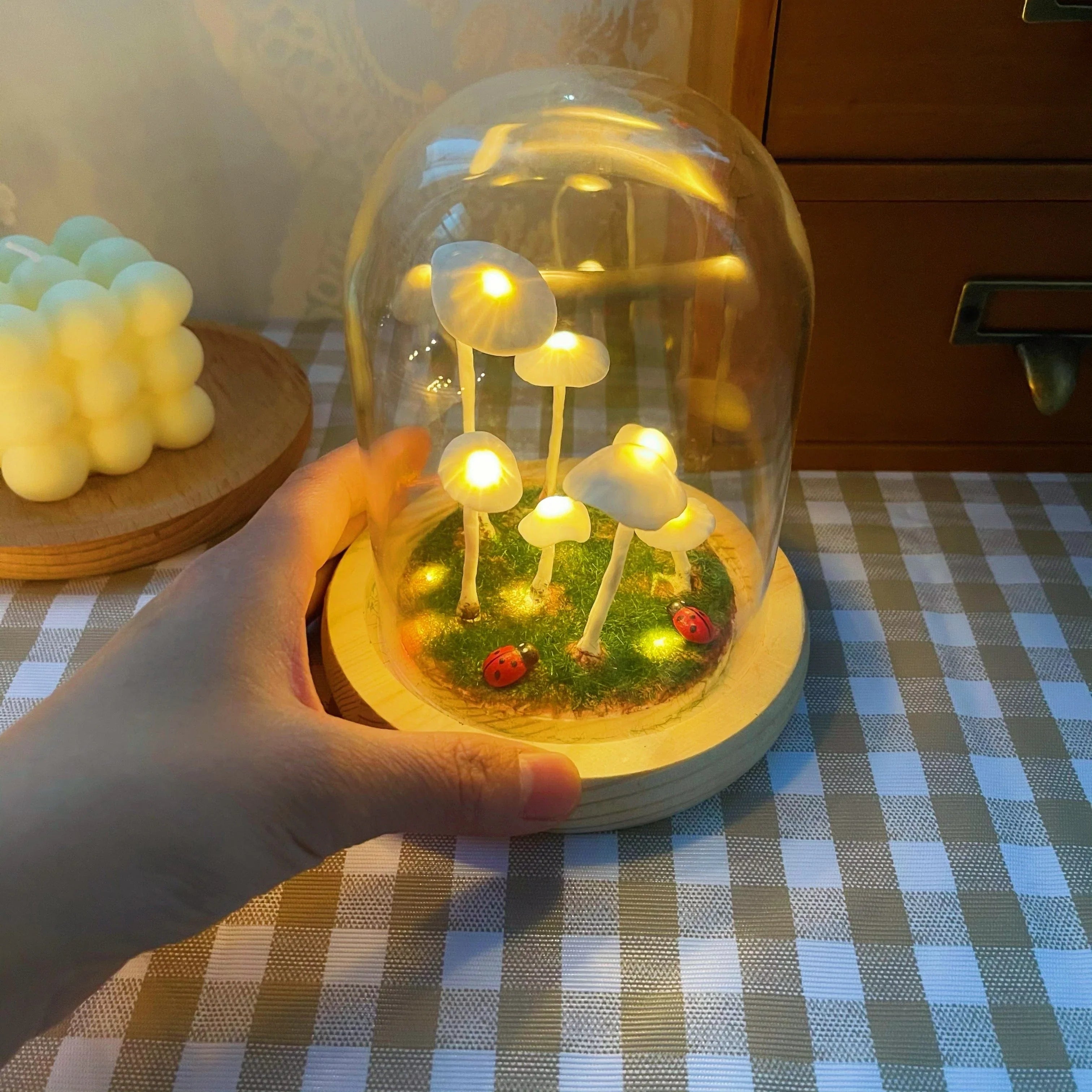 Person som monterer sin egen DIY sopplampe, et kreativt prosjekt for hjemmet og en flott gaveidé.