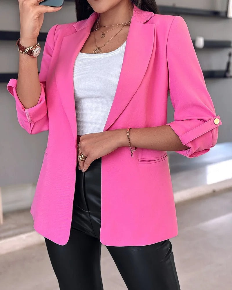 Elegant figurnær dameblazer. Allsidig cardiganblazer perfekt for jobbantrekk og gir en sofistikert fritidsstil.