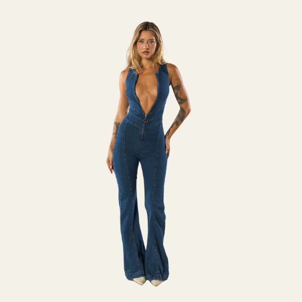 "Figurtilpasset denim jumpsuit frontvisning, elegant og tidløs design med lommer, ideell for både reise og hjemmebruk."