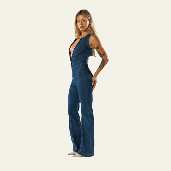 "Figurtilpasset denim jumpsuit frontvisning, elegant og tidløs design med lommer, ideell for både reise og hjemmebruk."