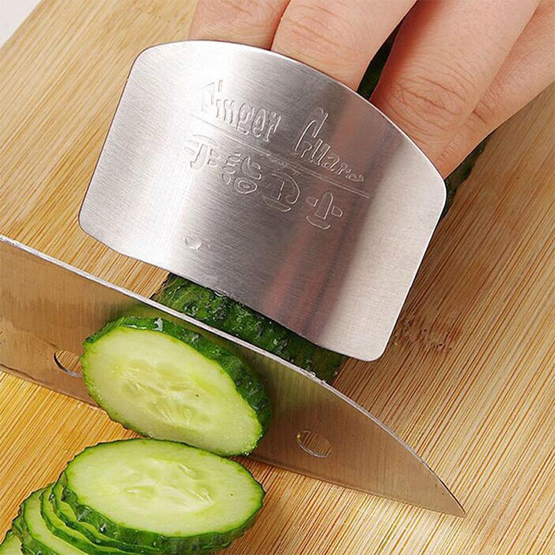 "Fingerbeskytter i rustfritt stål for sikker matlaging, elegant finish, justerbar størrelse, ergonomisk design."