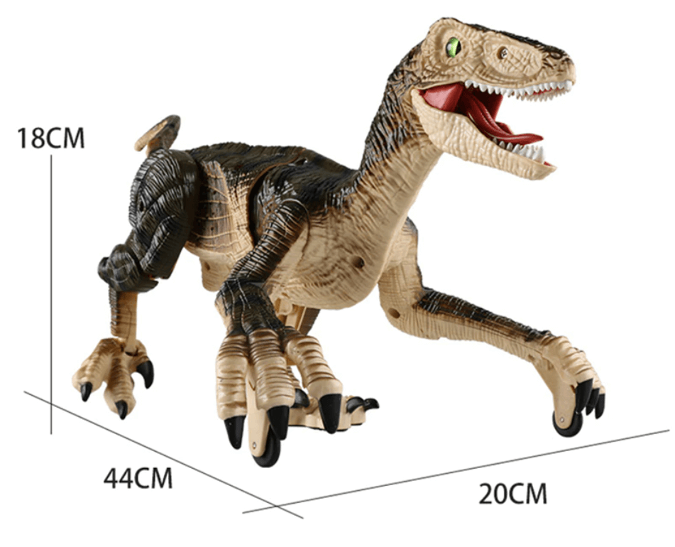 Bilde av en lykkelig gutt som holder sin nye RC Velociraptor dinosaurleke, perfekt interaktiv gave