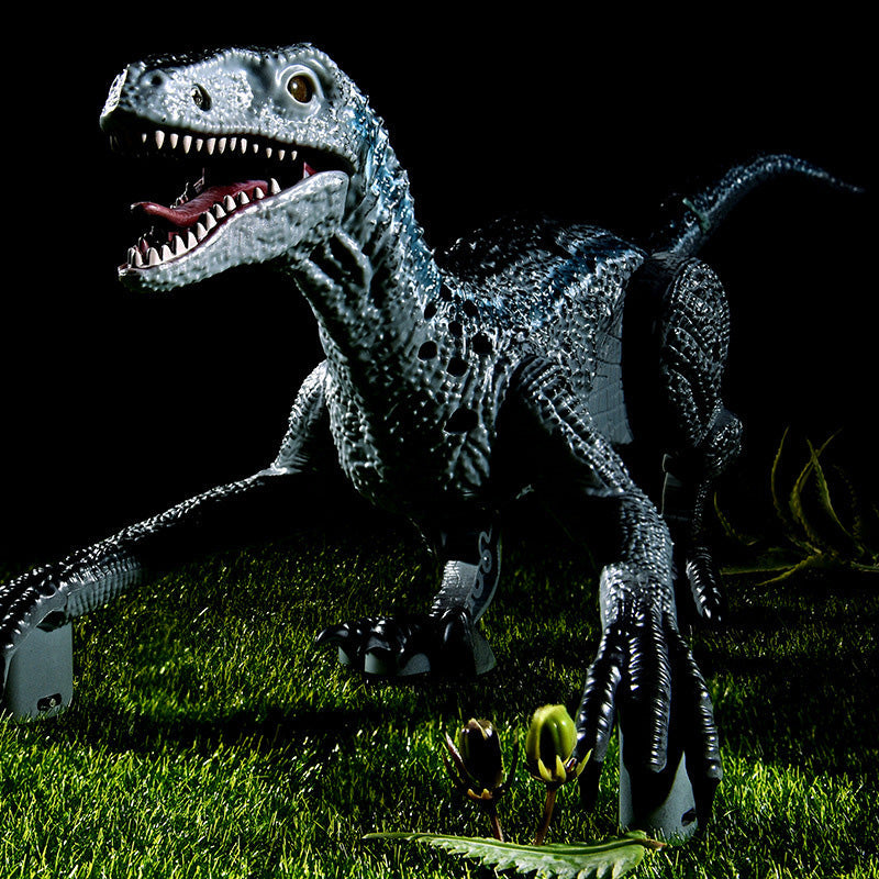"Fjernstyrt Velociraptor dinosaurleke med realistiske 3D-øyne og hudtekstur for barn, perfekt for dinosaurentusiaster."