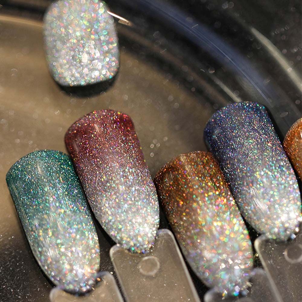 Nærbilde av negler med trendy glitrende refleks gel neglelakk, perfekt for neglekunst.