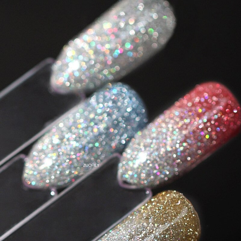 Trendy negler med skinnende glitrende refleks gelpolish, ideelt for enhver anledning.