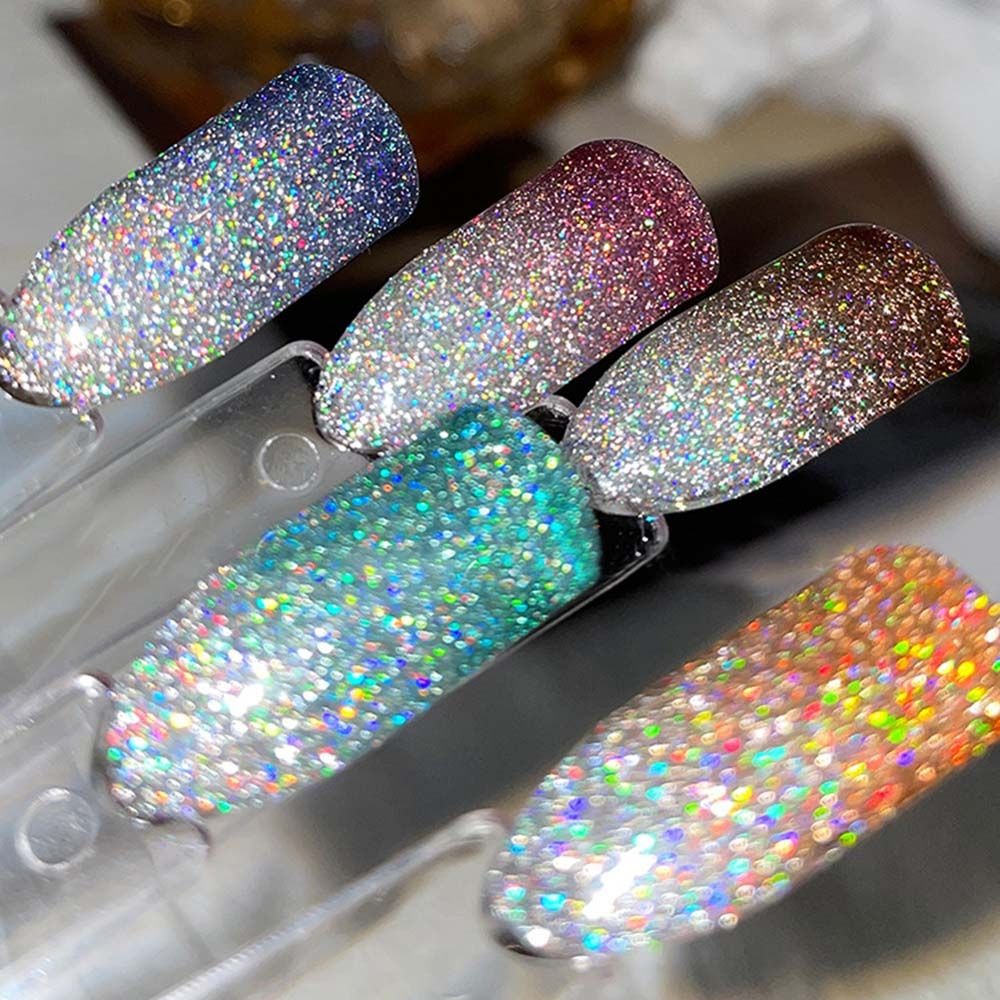 Elegant hånd som viser glitrende refleks gel neglelakk, en trendy finish for neglekunst.