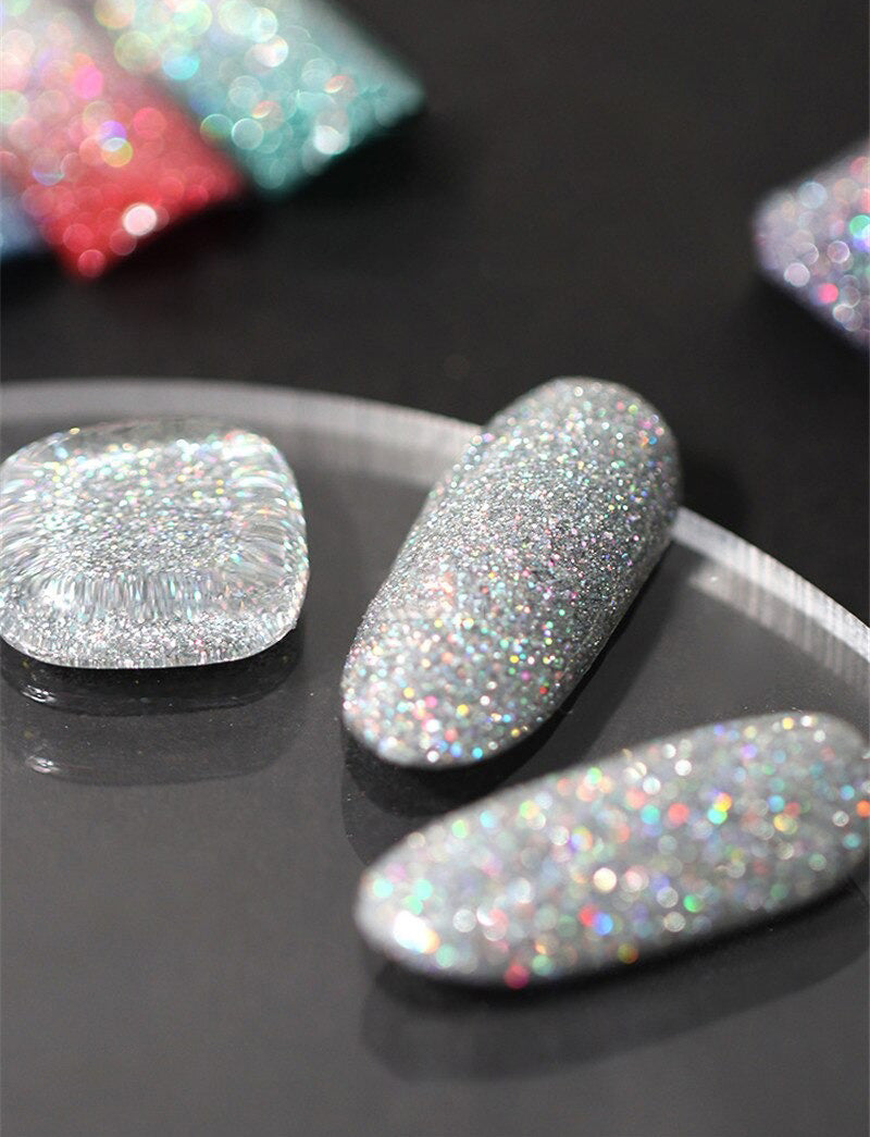 Glitrende refleks gel neglelakk flaske i et skjønnhetsmiljø, klar for en trendy manikyr.