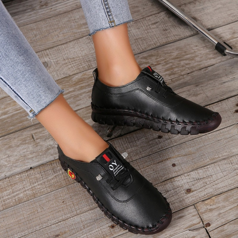 Flate loafers i brunt skinn for kvinner, buestøtte, sklisikker såle, komfortabel hverdagssko for sommeren.