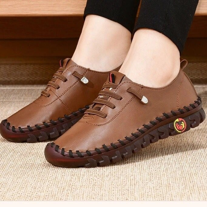 Flate loafers i brunt skinn for kvinner, buestøtte, sklisikker såle, komfortabel hverdagssko for sommeren.