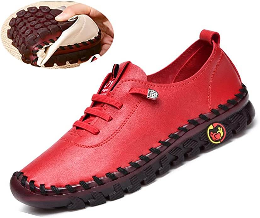 Kvinne som går i flate damesko, skinnloafers med god buestøtte, ypperlig som hverdagssko.
