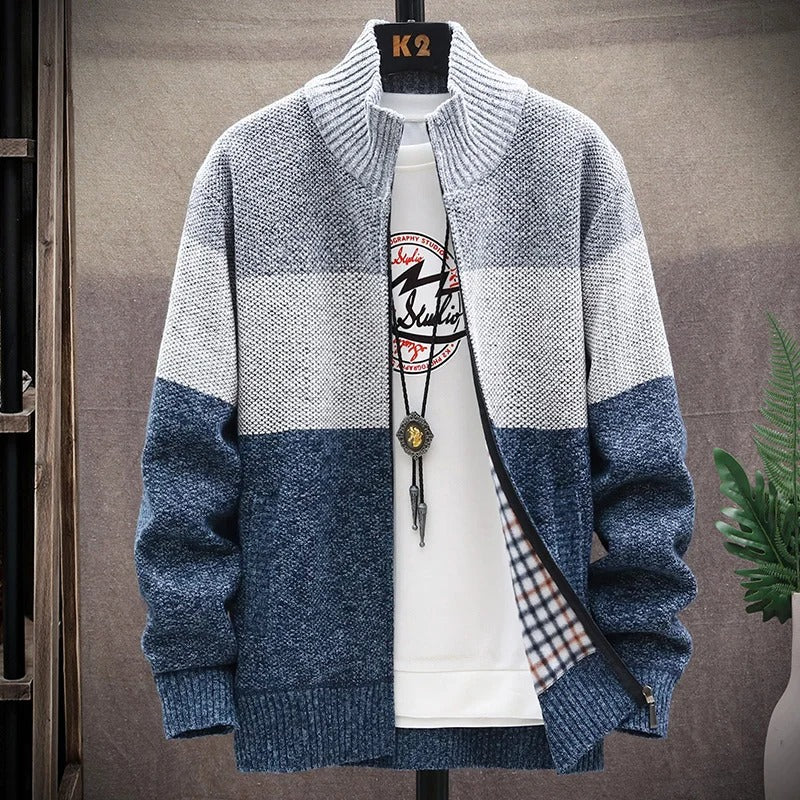 Trendy herre cardigan i fleece med stilige kontraststriper. Varm og komfortabel som mellomlag eller ytterplagg.