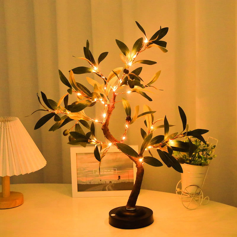 "Fleksibel LED-bordlampe med treformet design, justerbare grener og varmhvitt lys, USB/batteridrevet for allsidighet."