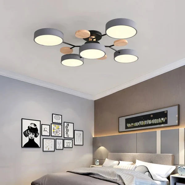 Detalj av fleksibel LED-taklampe som viser justerbare ledd og elegant design.