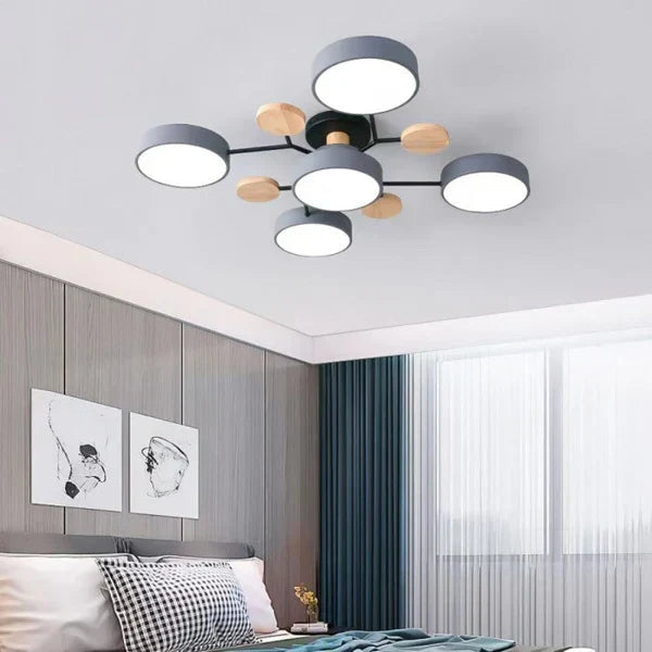 Svart, dimbar LED-taklampe med justerbare armer, gir funksjonell og dekorativ belysning.