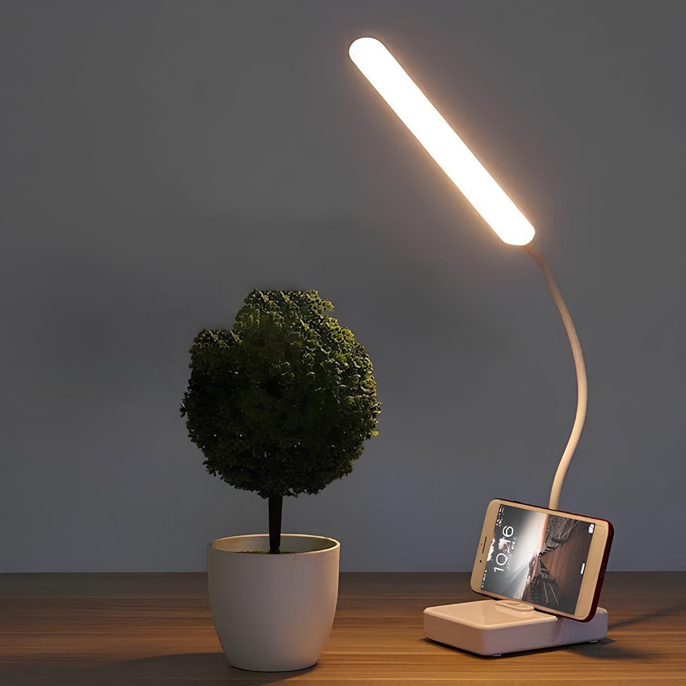 Moderne LED kontorlampe med fleksibel svanehals og 3 lysmoduser. Ideell for studier og arbeid.