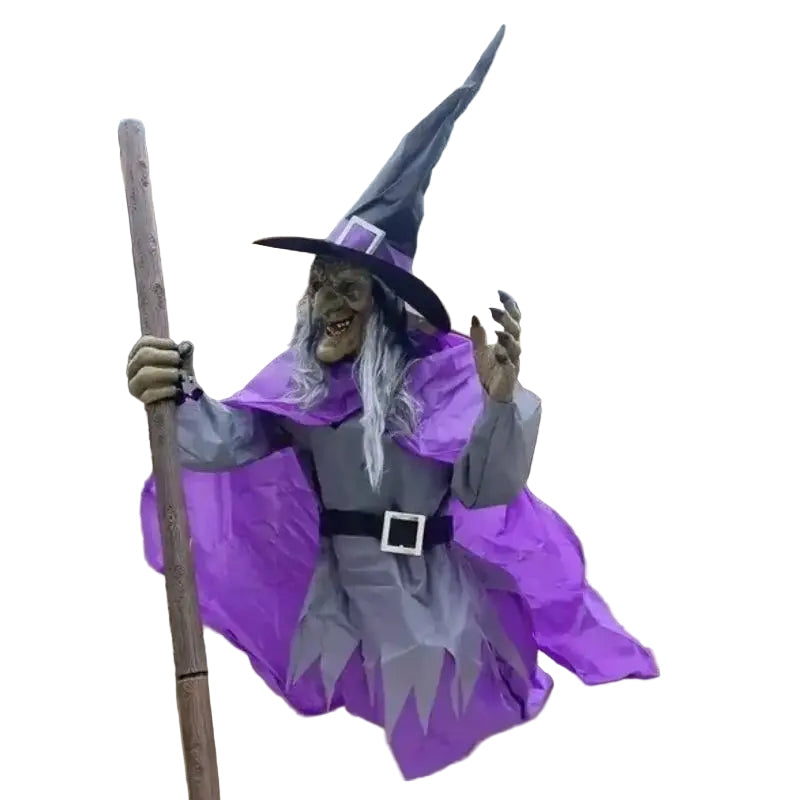 Flygende heks Halloween-dekorasjon med lilla kjole, hatt, grønne øyne, kost og lysende detaljer, klar for fest.