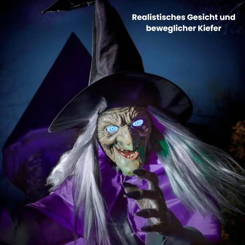 Nærbilde av en flygende heks Halloween-dekorasjon, viser lysende lilla øyne, detaljer i ansiktet og spiss hatt.