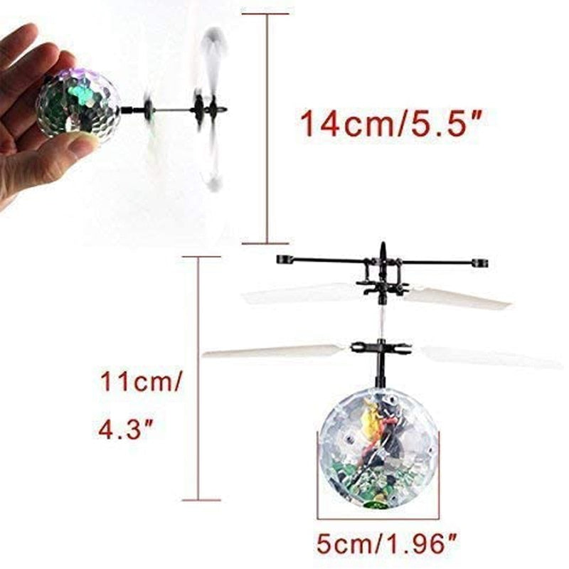 Gruppebilde av barn som leker med den flygende LED helikopterdronen utendørs i skumringen