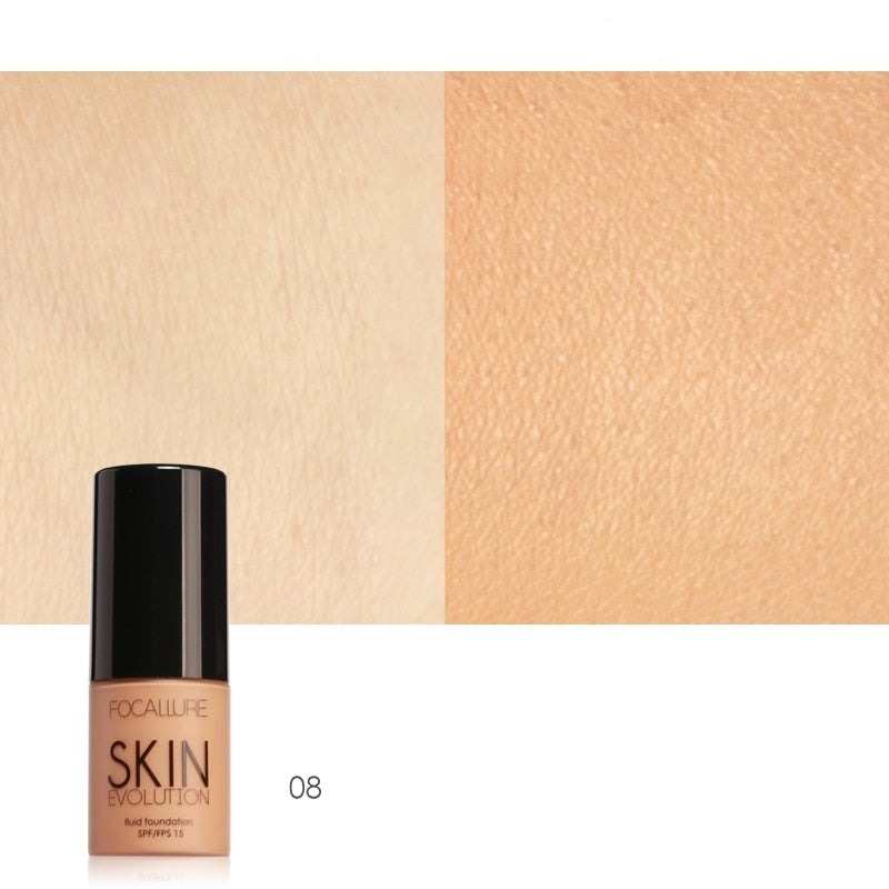 Kvinnehånd som holder flytende foundation flaske, med solen i bakgrunnen for å illustrere SPF, hudpleie