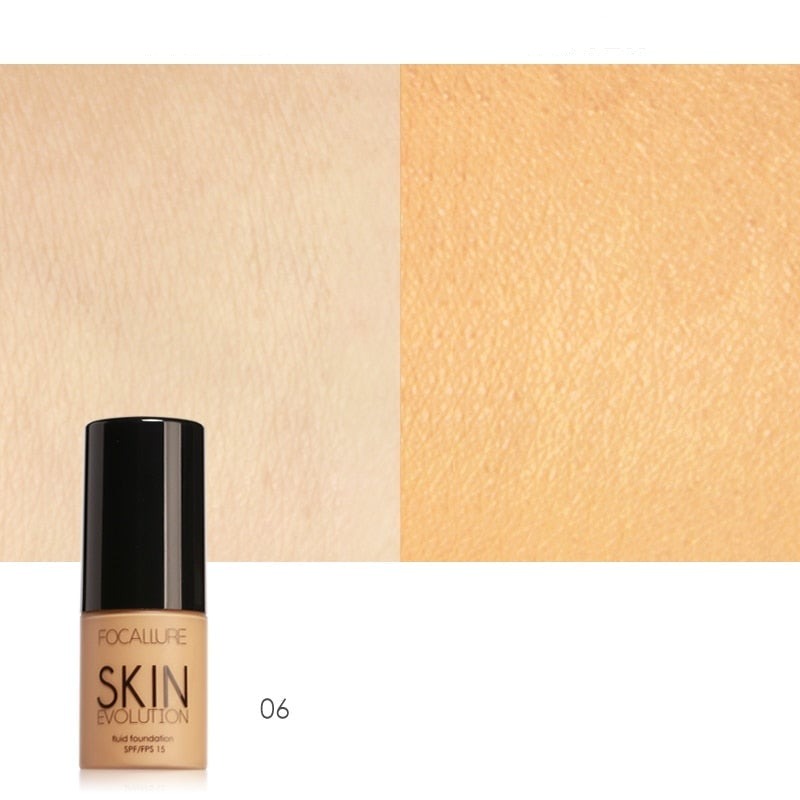 Påføring av flytende foundation med svamp for naturlig og feilfritt resultat, med solfaktor, ansiktsmakeup