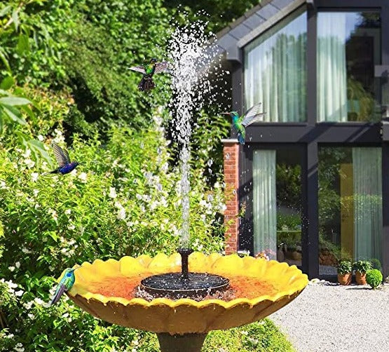 Nærbilde av en flytende solar fontene som spruter vann i et hagebasseng, hagepynt