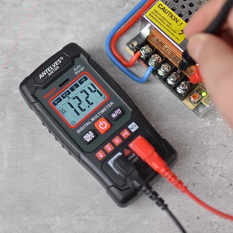 "Forbedret multimeter med EBTN LCD, mørk med klar skjerm, presise målinger, ergonomisk design for enkel bruk."