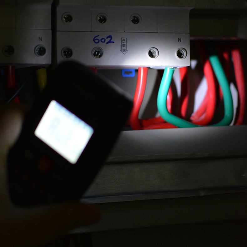 "Forbedret multimeter med EBTN LCD, mørk med klar skjerm, presise målinger, ergonomisk design for enkel bruk."