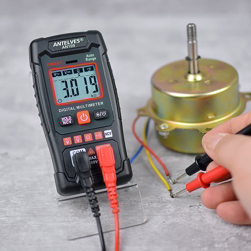 "Forbedret multimeter med EBTN LCD, mørk med klar skjerm, presise målinger, ergonomisk design for enkel bruk."