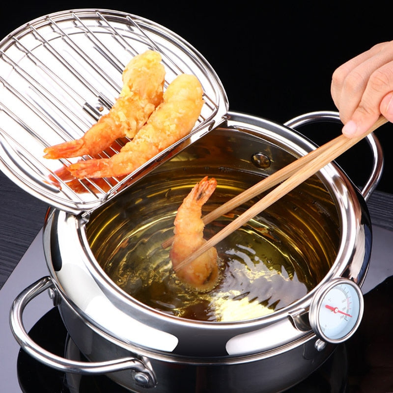 Rustfri frityrgryte i bruk, friterer tempura reker for en deilig og sprø matopplevelse.