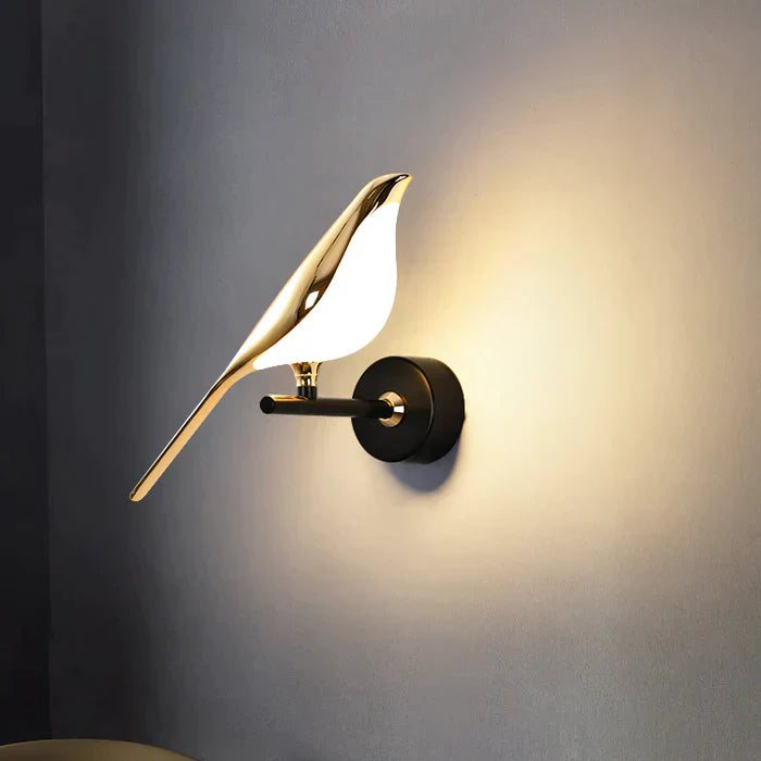 Fugleformet moderne vegglampe i elegant gullfinish med LED-belysning, skaper luksuriøs atmosfære i interiøret.