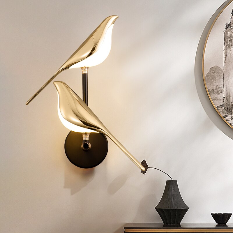 Fugleformet moderne vegglampe i elegant gullfinish med LED-belysning, skaper luksuriøs atmosfære i interiøret.