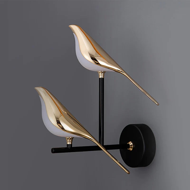 Unik vegglampe med kunstnerisk fugledesign. Perfekt interiørdetalj for hjemmet og stemningsskapende.