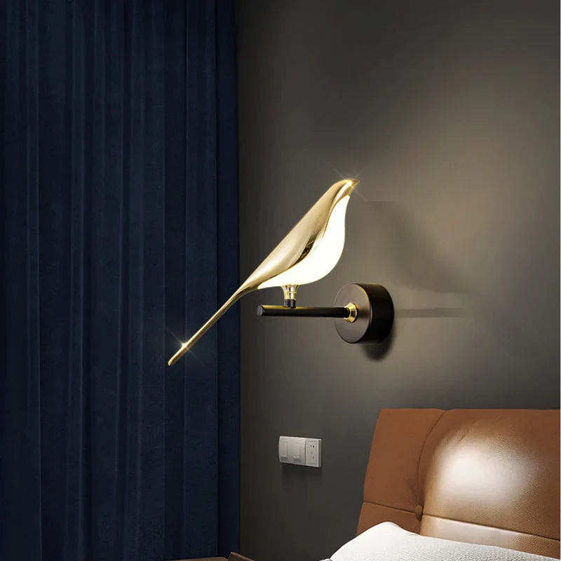 Minimalistisk vegglampe med sort ramme og hvit fugl. Skaper stemningsfullt lys for soverommet.