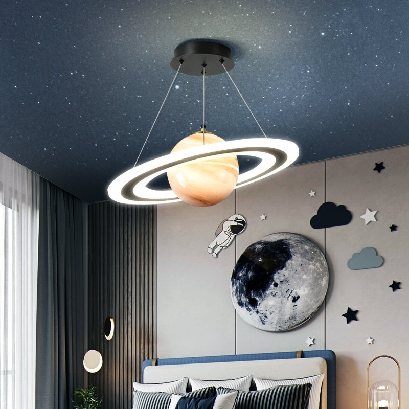 Elegant dimbar LED pendellampe, futuristisk design, energieffektiv belysning til soverom eller stue.