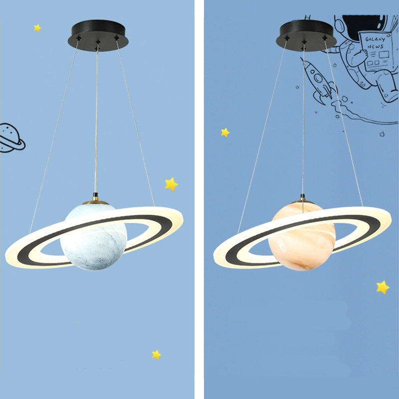 Dekorativ LED pendellampe, gul og blå, moderne design, perfekt som stue- eller soveromslampe.