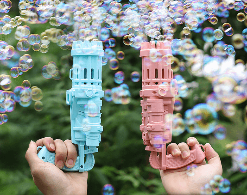 En gruppe barn som samhandler med Gatling boblekanon, fest og glede