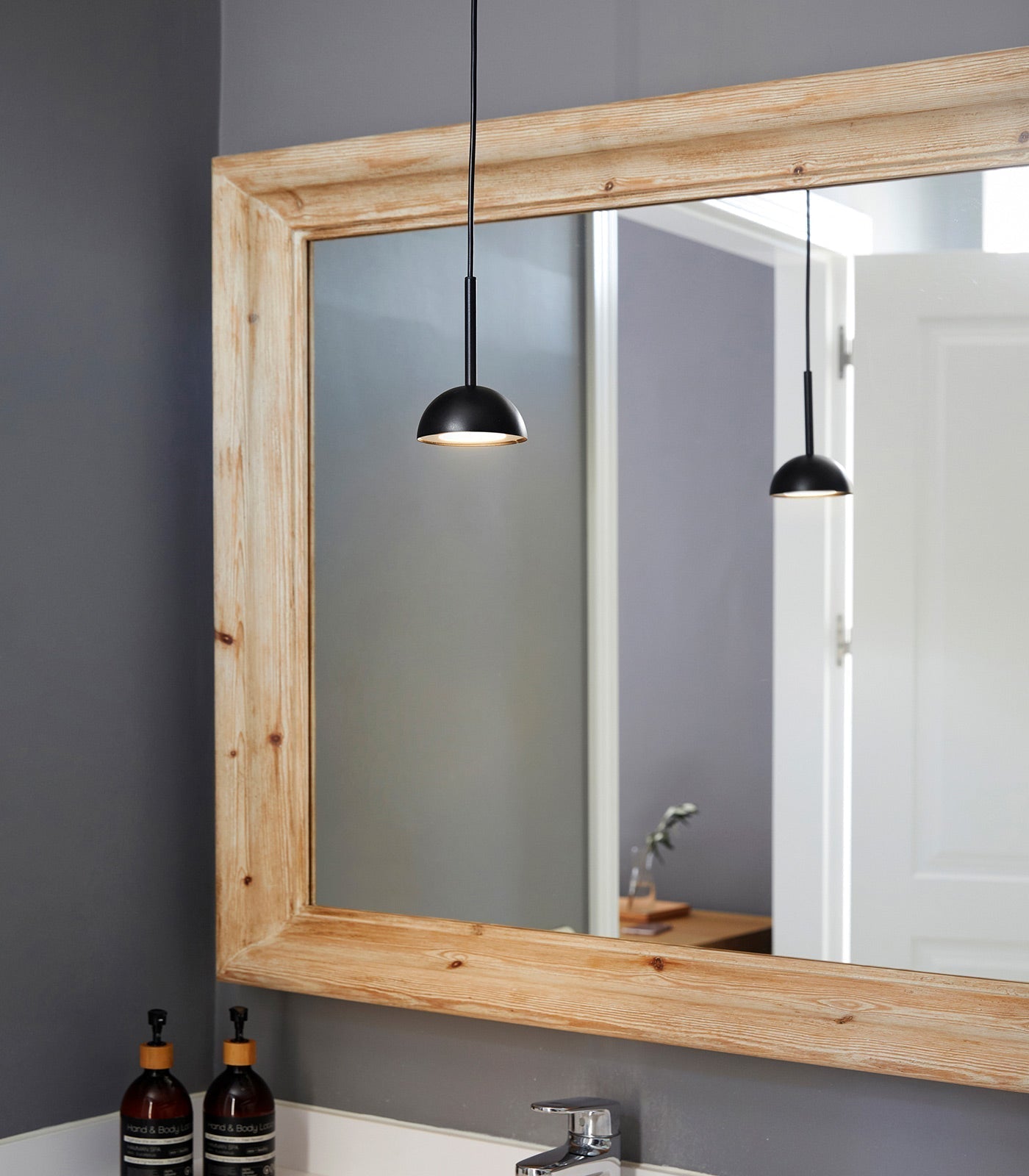 "Geometrisk Cupolina pendellampe i metall med LED, elegant oransje og svart, ideell for moderne interiører."