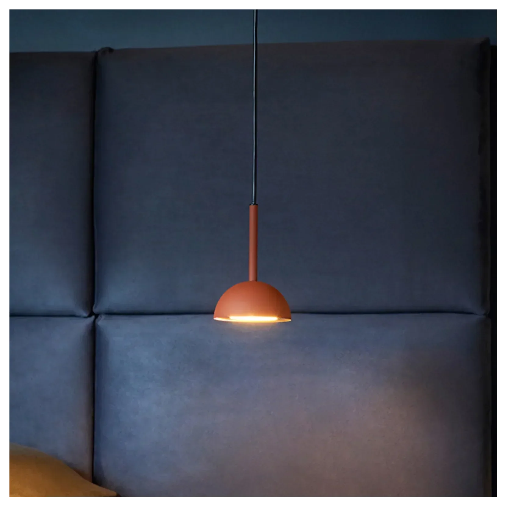 "Geometrisk Cupolina pendellampe i metall med LED, elegant oransje og svart, ideell for moderne interiører."