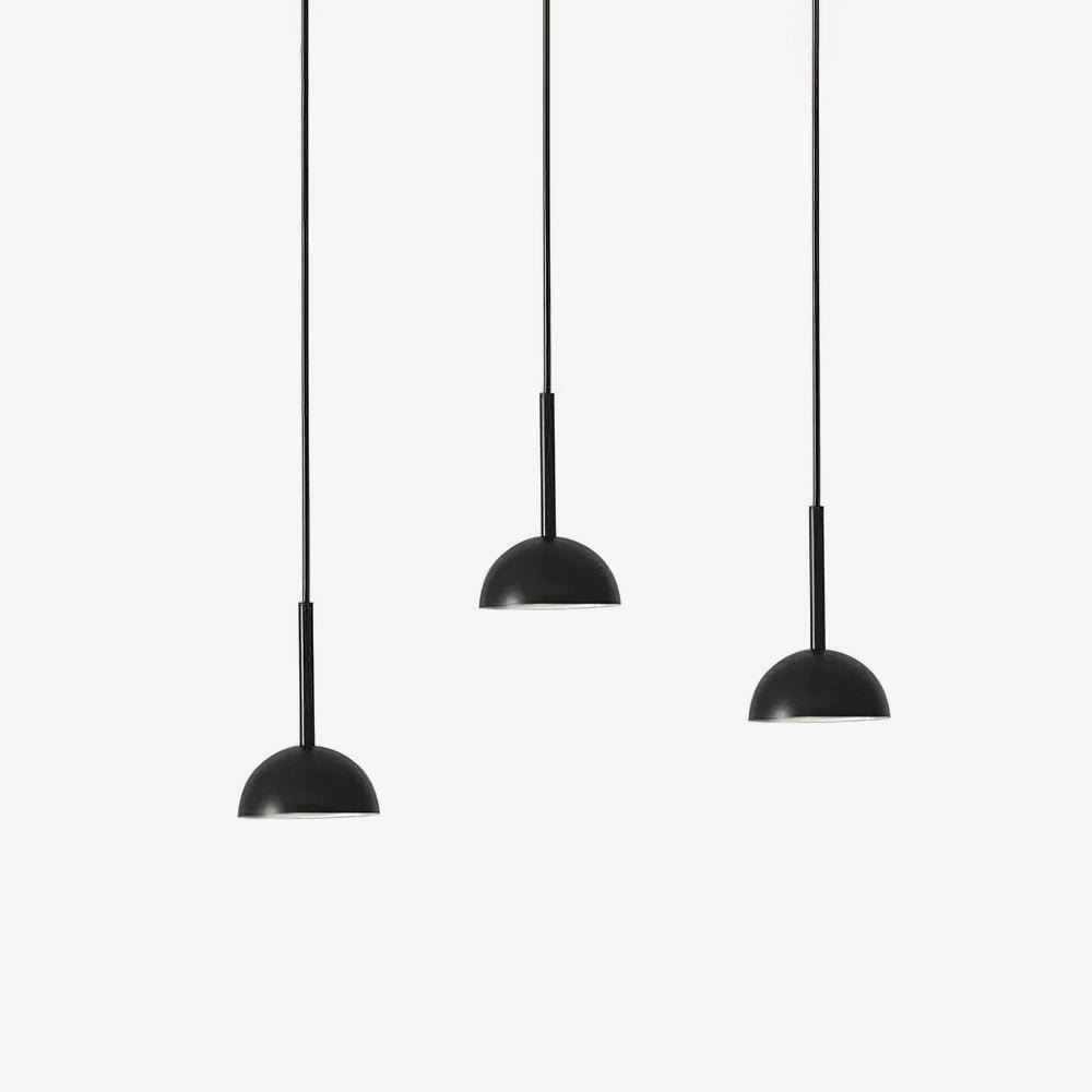 "Geometrisk Cupolina pendellampe i metall med LED, elegant oransje og svart, ideell for moderne interiører."
