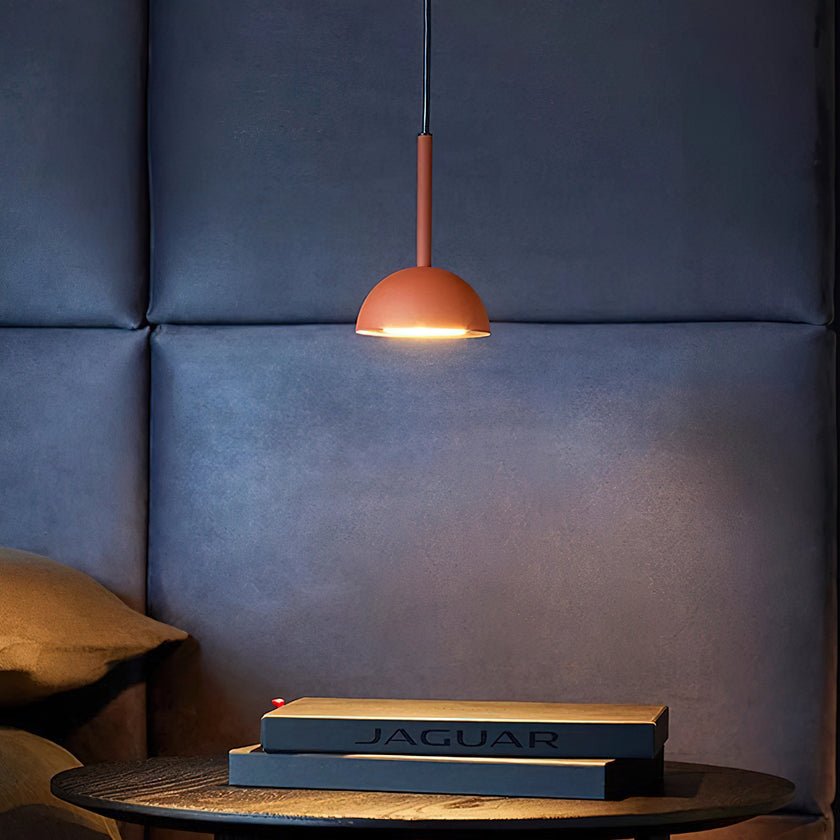 "Geometrisk Cupolina pendellampe i metall med LED, elegant oransje og svart, ideell for moderne interiører."