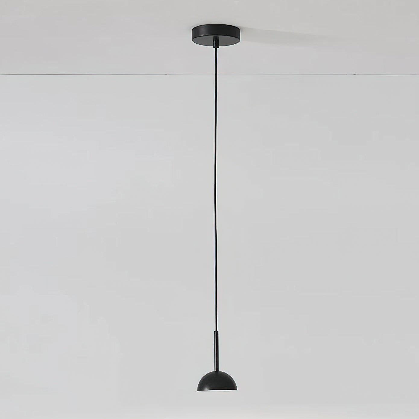 "Geometrisk Cupolina pendellampe i metall med LED, elegant oransje og svart, ideell for moderne interiører."