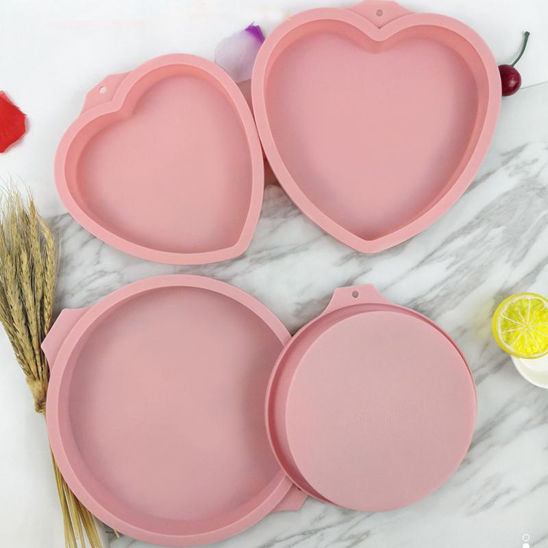 Gjenbrukbar lagdelt kakeform i rosa silikon, perfekt for å lage regnbuekaker, gir jevne lag uten oppskjæring.