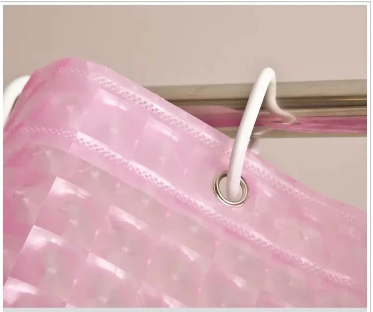 Optimaliser badet med et gjennomsiktig dusjforheng. Moderne, vanntett EVA for lys og åpen romfølelse.