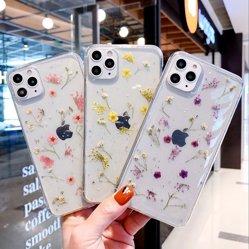 Gjennomsiktig iPhone-deksel med detaljert blomstermønster for elegant beskyttelse.