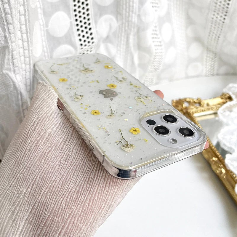 Elegant gjennomsiktig iPhone-deksel, blomstermønster, kombinerer trend og beskyttelse.